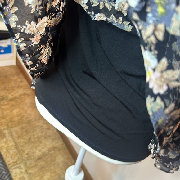 NWT beautiful flowing blouse - Picture 9 of 9